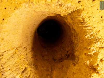 Alzando lo sguardo notiamo invece dei pozzetti circolari. Si tratta di buchi che permettono di arieggiare i locali: furono probabilmente realizzati (o ampliati) durante il periodo bellico